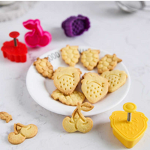 Ladda upp bild till gallerivisning, 4 St/Pack Frukter Kakstämplar  Utstickare  Ananas Körsbär Druva Jordgubbe 4 PCS/Set Fruit Press Stamp Cookie Fondant Cutter Mold
